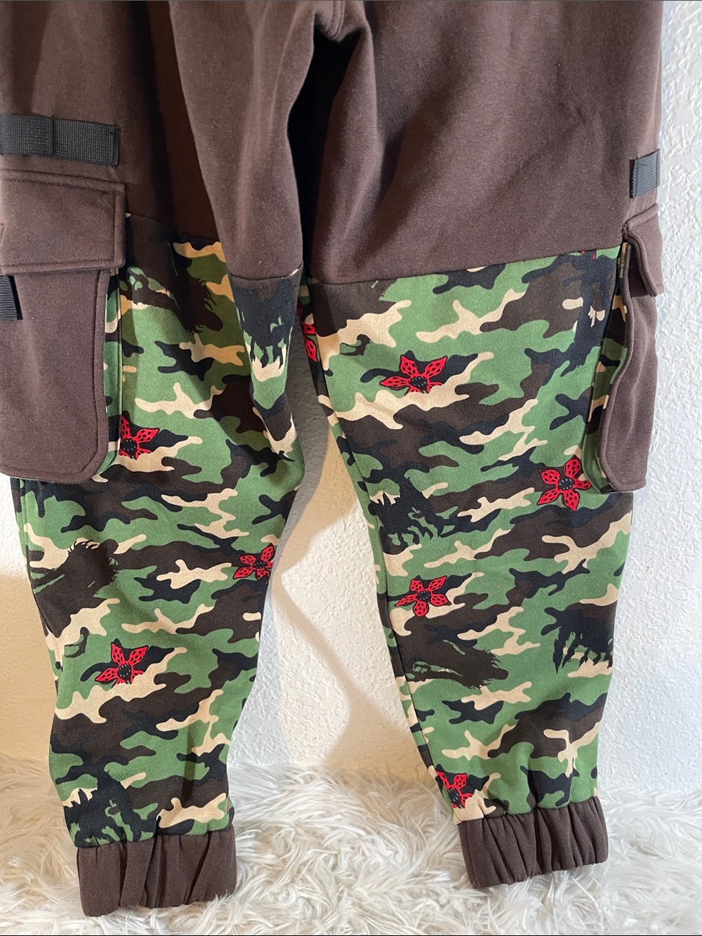 Stranger Things Demogorgon Camouflage Cargo Jogger Sweatpants Size Large NEW - Picture 8 of 13